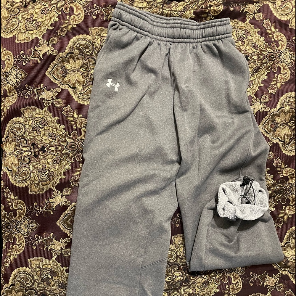 Woman’s Under armor sweat pants size small